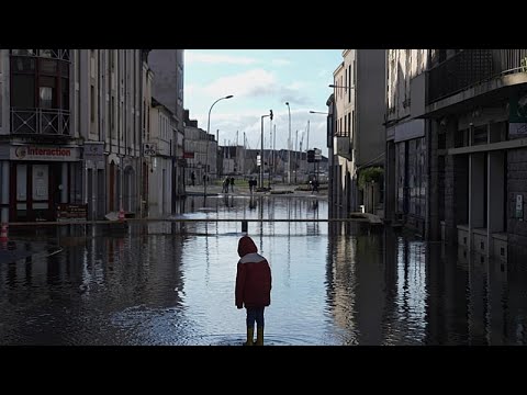 La tempête Nils balaie la côte atlantique française, dégâts sur bateaux et arbres déracinés