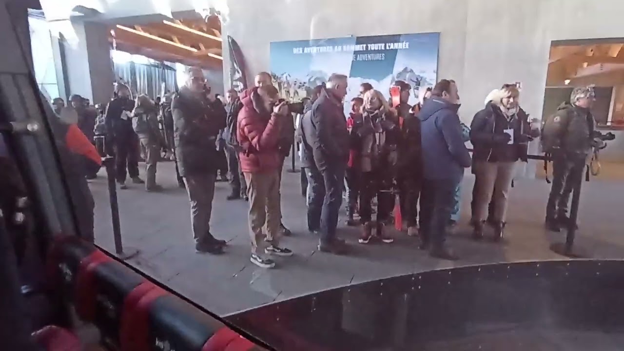 Embarquement dans le nouveau téléphérique Jandry 3S à la station des Deux Alpes