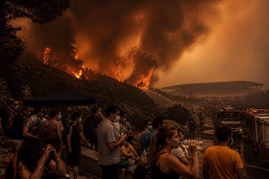 découvrez comment les canicules et incendies majeurs éclipsent la coupe du monde, illustrant la priorité croissante des urgences climatiques sur les événements sportifs internationaux.