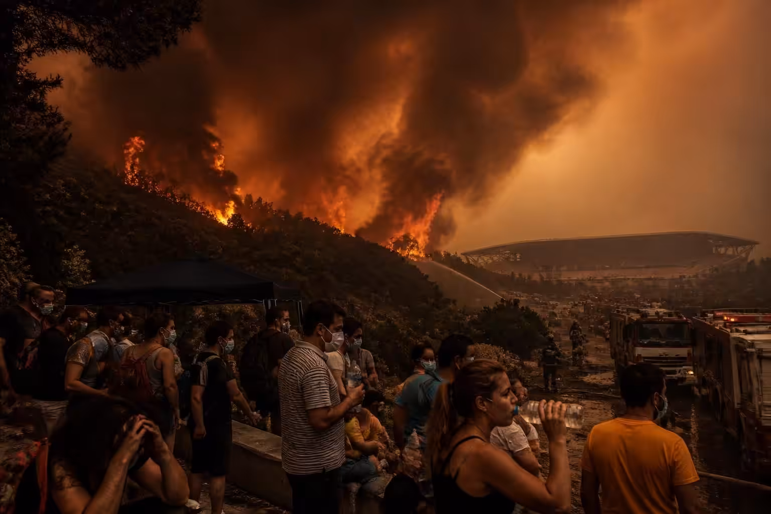 découvrez comment les canicules et incendies majeurs éclipsent la coupe du monde, illustrant la priorité croissante des urgences climatiques sur les événements sportifs internationaux.