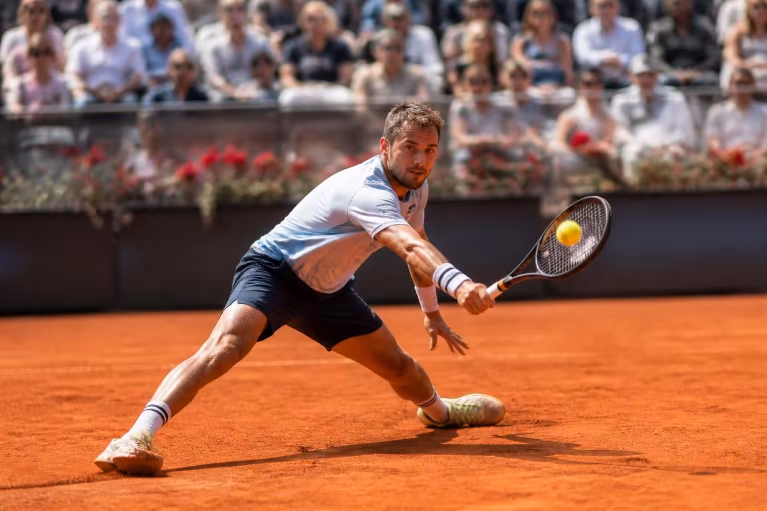 découvrez la performance remarquable de corentin moutet lors des masters 1000 de rome, mettant en lumière sa défense exceptionnelle sur terre battue.