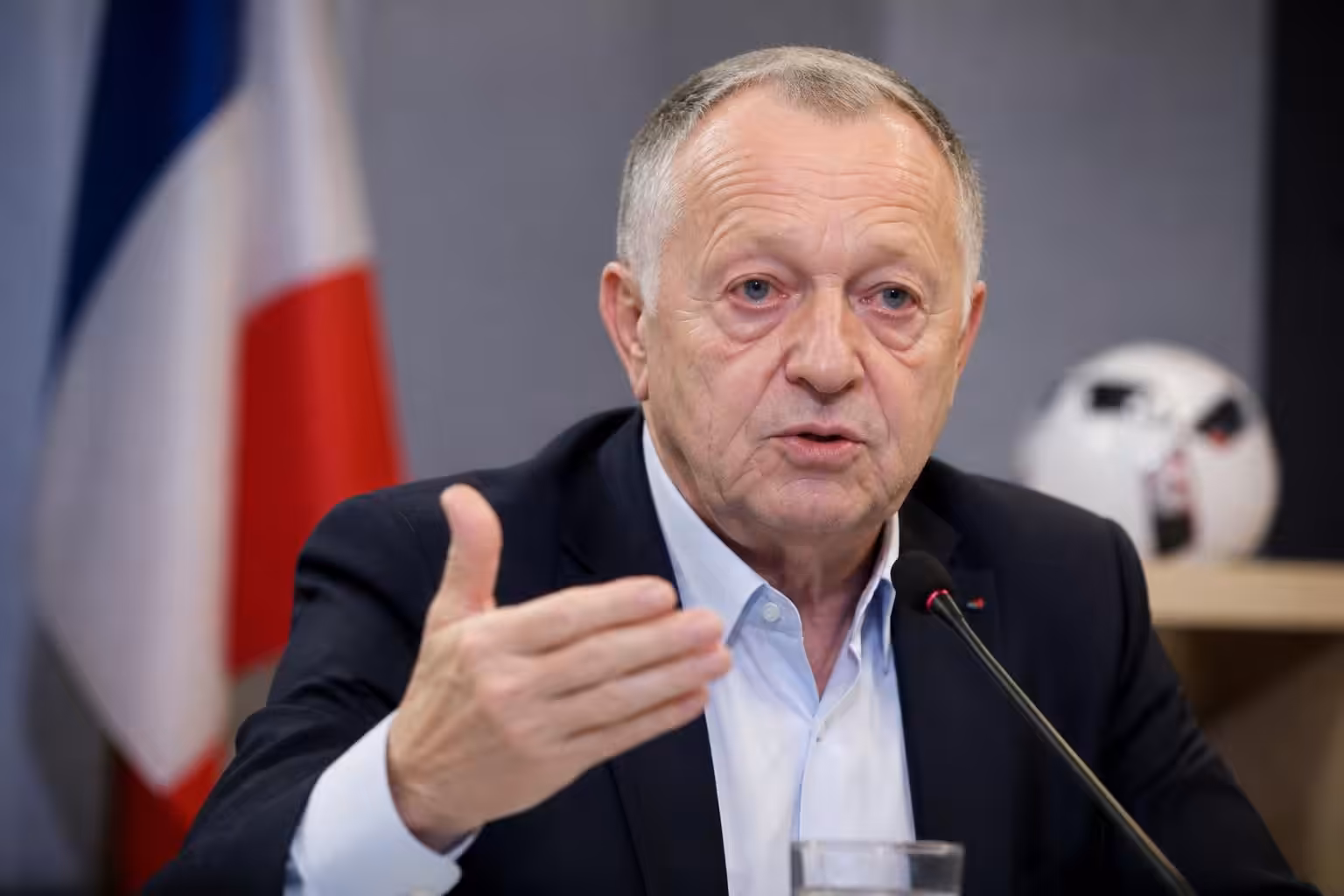 jean-michel aulas critique fermement la sélection de l'équipe de france, exprimant ses désaccords avec les choix récents.